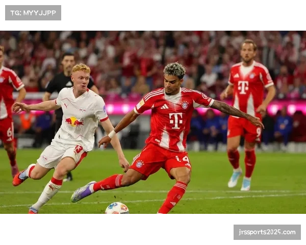 诺伊尔后场出球失误，居莱尔中圈吊射破门瞬间